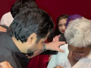 Imran Ashraf wins hearts with wholesome interaction with elderly fan at drama screening