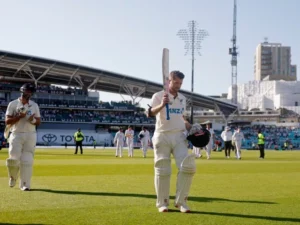 New Zealand punish England after Nicholls’ ton