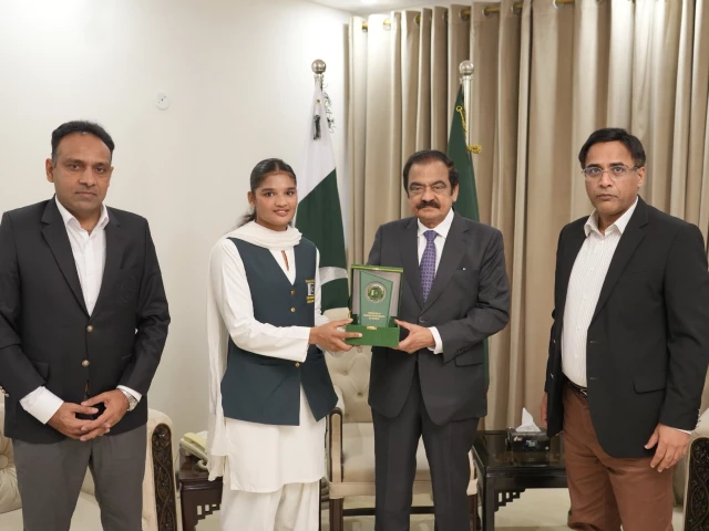 Boxer Fatima receives cash award