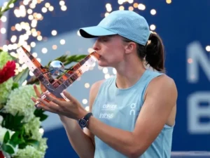 Swiatek rolls past Rybakina for WTA Toronto title