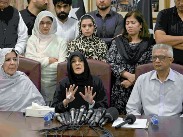 Imran hospital transfer ‘drama’ riles up PTI