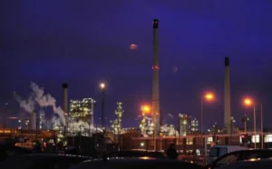 Oil refineries ink plant upgrade agreements
