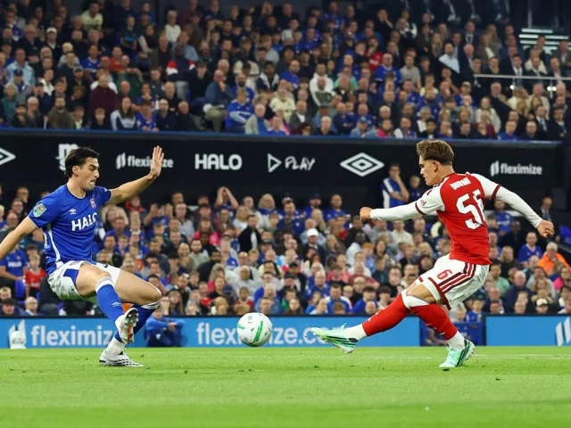 Arsenal cruise past Ipswich