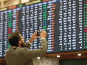 PSX gains over 400 points as buying returns