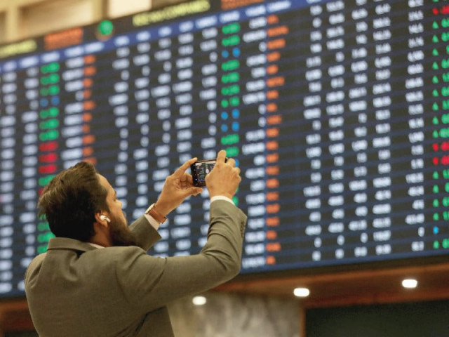 PSX gains over 400 points as buying returns